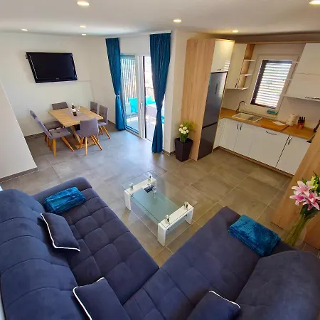 Blue Lagoon Apartment *