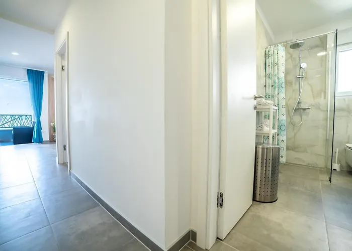 Blue Lagoon Sea View * Макарска